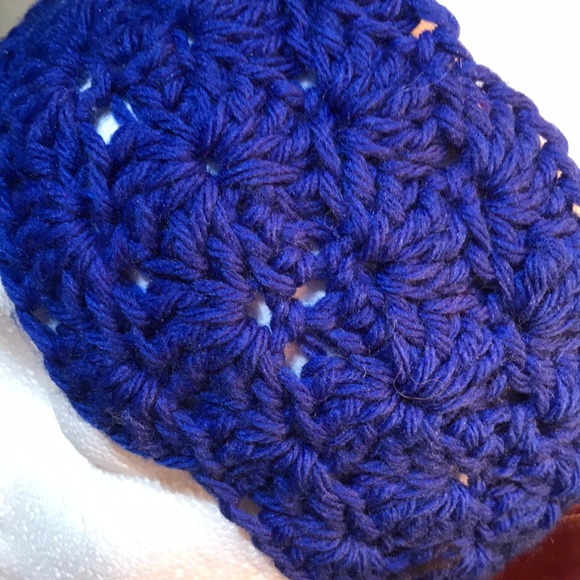 Handmade crocheted headband with flower decoration - Picture 4 of 5